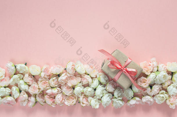 小玫瑰花边，粉红色背景上有礼品盒。
