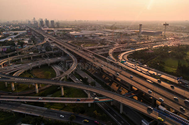 鸟瞰道路环形交叉路口。 高速公路与停车场在CIT