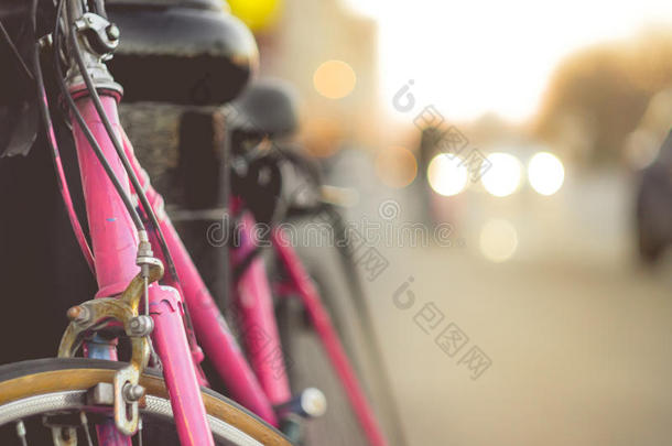 关闭一个老式自行车与复制空间彩色模糊背景在秋天。 在旅行或度假概念中做广告的形象