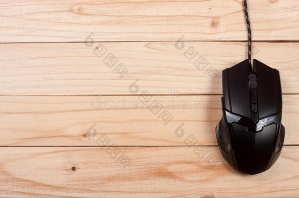 黑色电脑鼠标在一个轻木背景与复制空间为您的文本。 上面的风景
