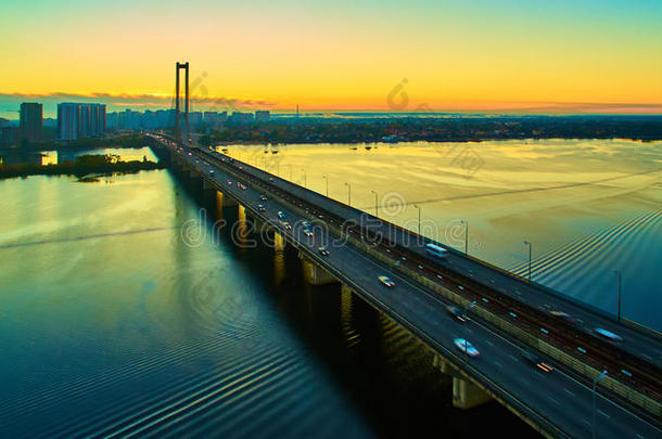乌克兰首都基辅的汽车和铁路桥。日落时分横跨第聂伯河的桥。基辅大桥