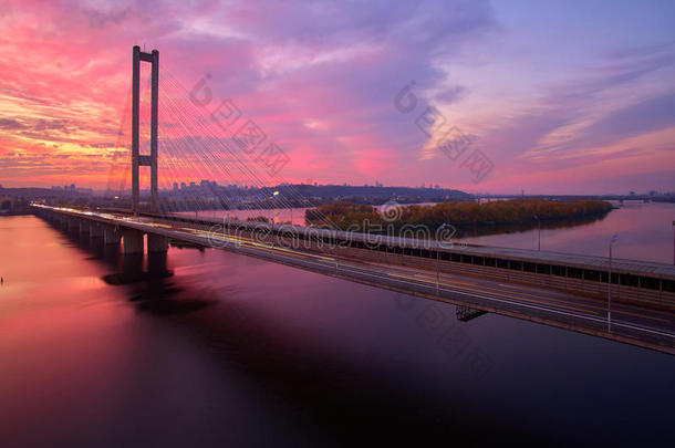 乌克兰首都基辅的汽车和铁路桥。日落时分横跨第聂伯河的桥。基辅大桥