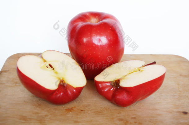 新鲜的红苹果和切片苹果