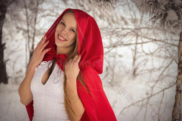 穿着服装的女孩，小红帽，带着像狼一样的狗
