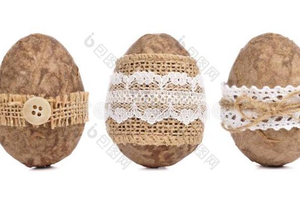 手工制作的乡村复活节鸡蛋和<strong>兔子</strong>对抗木材