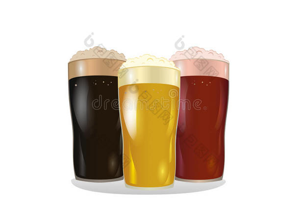 一杯明亮、红色和深色的啤酒。 参加圣帕特里克节的邀请