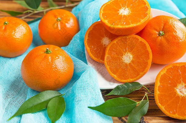 新鲜柑橘水果橘子，橘子特写乡村风格
