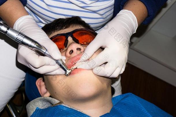 自闭症男孩在牙科治疗中。 支撑。 保健
