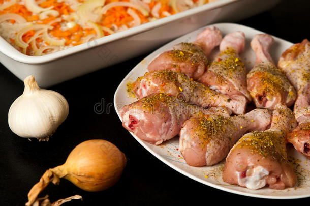 鸡肉鸡腿在蔬菜和米饭