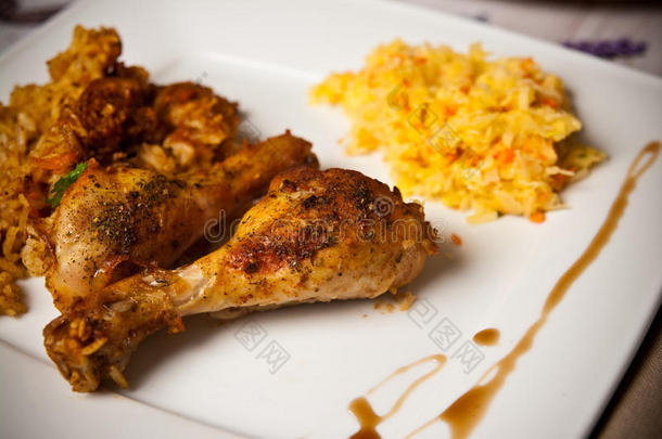 鸡肉鸡腿在蔬菜和米饭