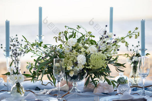 婚礼桌上的配饰。 特写镜头。 海滩婚礼桌上的配饰。 婚礼上的配饰