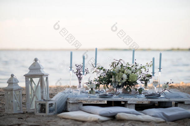 婚礼桌上的配饰。 特写镜头。 海滩婚礼桌上的配饰。 婚礼上的配饰