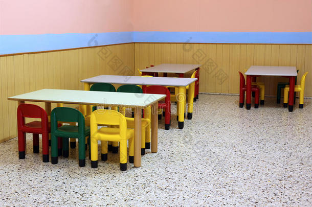 <strong>学前班</strong>的彩色长凳和座位