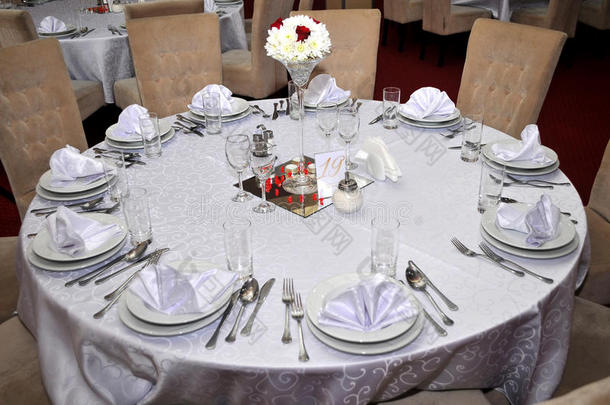 带有五颜六色的鲜花、珠宝和<strong>香味</strong>蜡烛的餐具被放置在圆桌上，供客人传统婚礼使用