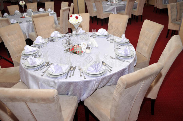 带有五颜六色的鲜花、珠宝和香味蜡烛的餐具被放置在圆桌上，供客人传统婚礼使用