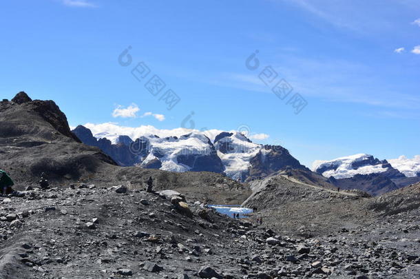 冒险安第斯山脉吸引背包客背包旅行