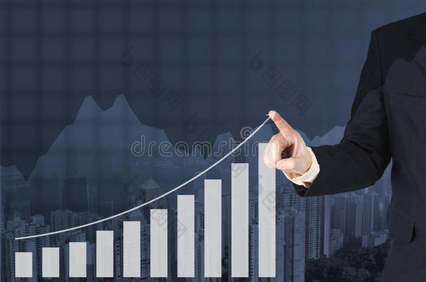 双曝光商人手触摸虚拟面板的增长条形图上的财务图表和建筑背景。