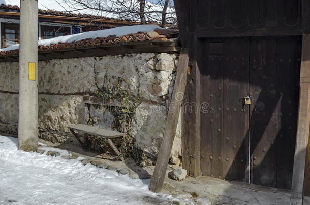 旧房子院子里的一个主要入口，有长凳，小镇科普里夫什蒂萨