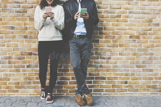 情侣约会幸福旅行使用智能手机