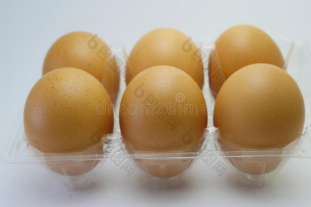 在白色背景上分离的鸡蛋。