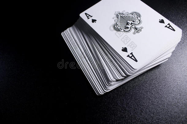 王牌<strong>扑克</strong>牌堆叠甲板在黑暗的背景