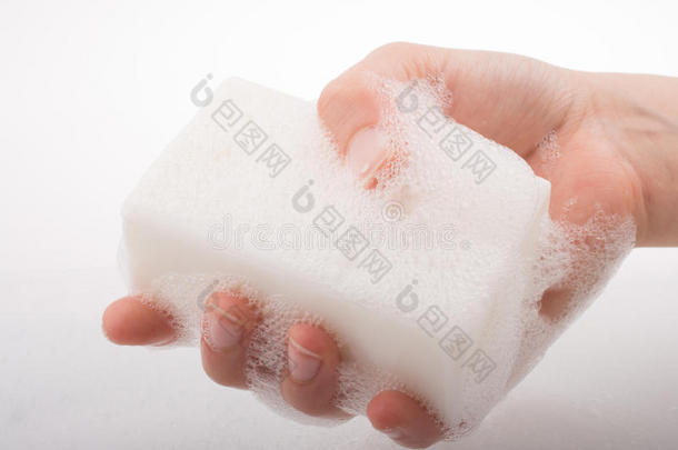 孩子用肥皂洗手