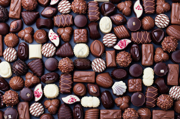 各种精致的巧克力糖果。 上面的风景