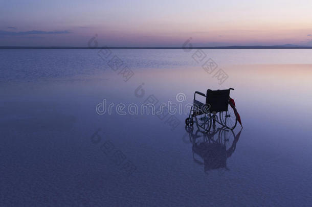 日落时湖上的空轮椅上有美丽的颜色