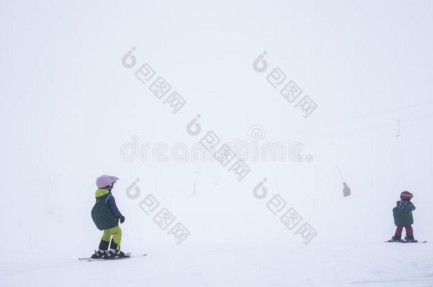一个孩子`法国阿尔卑斯山的滑雪学校，在浓雾中