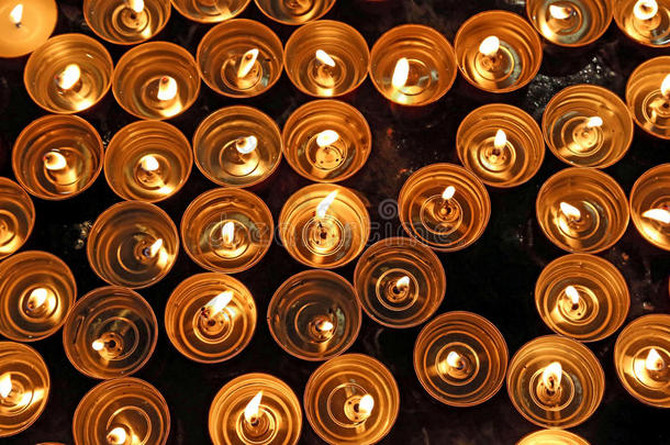 蜡烛用温暖的火焰点燃