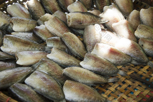 干生鱼或古拉米鱼蜜饯在当地商店出售