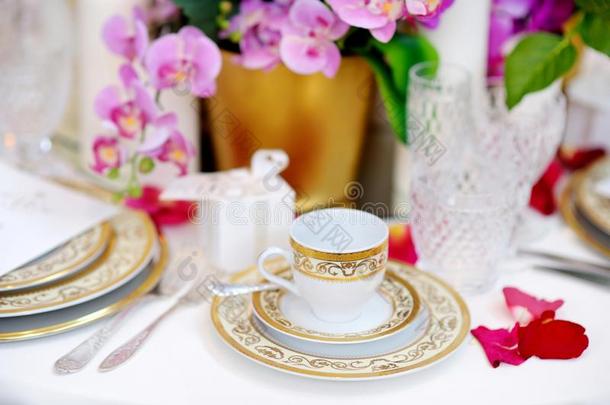 美丽的桌子设置与陶器和鲜花为聚会，婚宴或其他节日活动