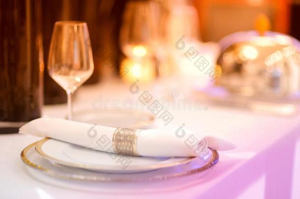 美丽的桌子设置与陶器和鲜花为聚会，婚宴或其他节日活动