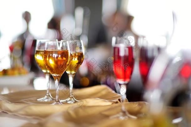 桌子上有几杯葡萄酒、香槟或其他酒精饮料