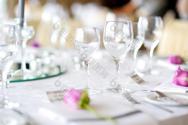 美丽的桌子设置与陶器和鲜花为聚会，<strong>婚宴</strong>或其他节日活动