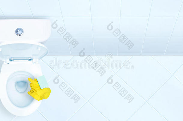 双手戴着黄色手套清洁WC。