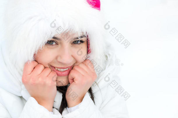 寒冷的年轻女人在冬天温暖她的手