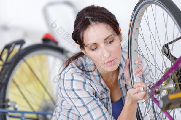 车间安装或修理自行车车轮的女机械师