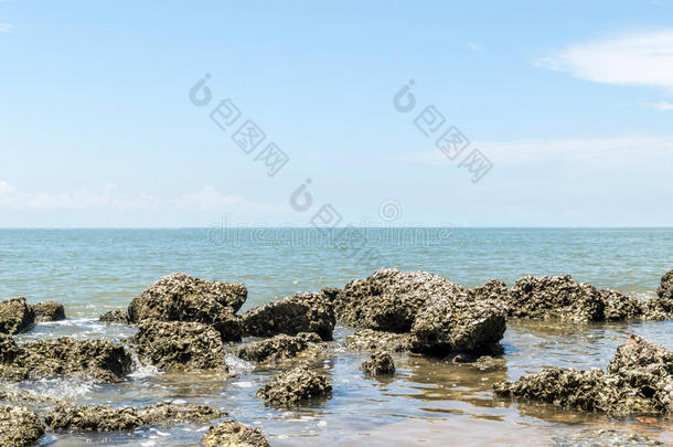 海滩和大海，蓝天和礁石海滩