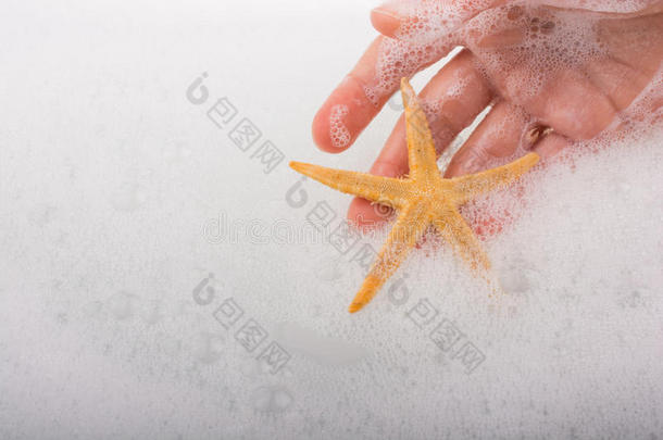 手握海星在泡沫水中