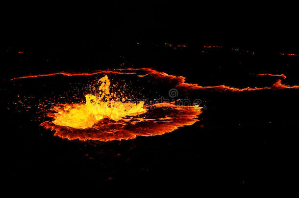 埃塔阿莱火山火山口，熔岩飞溅，达纳基尔凹陷埃塞俄比亚