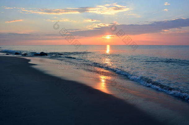 夏日早晨美丽的海滩日出