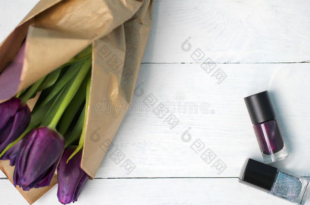 一束郁金香和紫色指甲油：恭喜你，3月8日国际妇女`日，2月14日情人节`