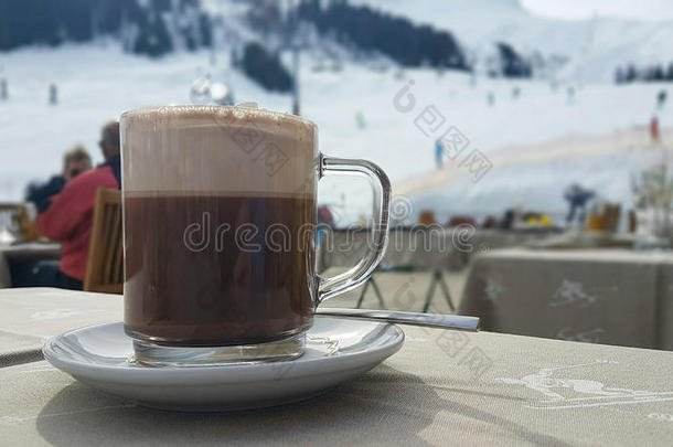 阿尔卑斯山奥地利巧克力热的牛奶