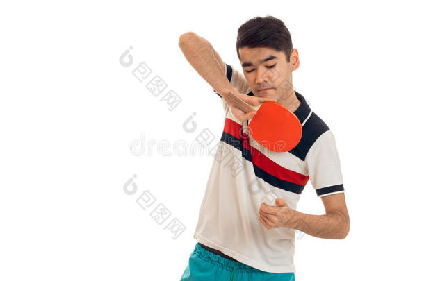 一个年轻人拿着网球拍