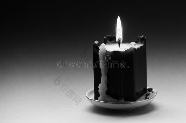 黑白摄影蜡烛与火焰和滴。 噪声电影效果图像。 场的浅深度。