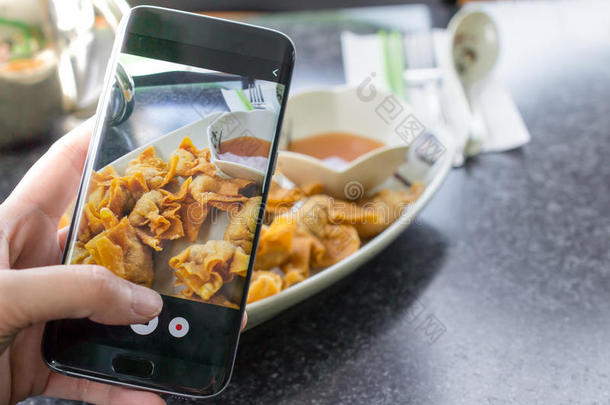 手指按压智能手机拍摄中国食物在RES