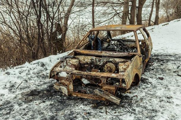 冬天公园发生火<strong>灾后</strong>烧毁了汽车。
