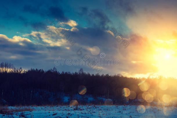 日落时的傍晚雪景