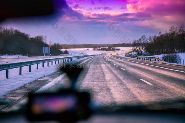 在日落的冬天开车在高速公路上